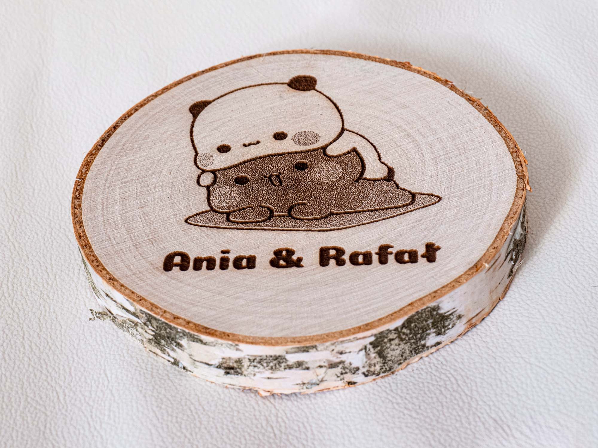 Bubu & Dudu - Personalizowane Drewniane Podkładki Brzozowe z Grawerem, Peach & Goma, Misie Drewno, Podstawka. Prezent dla part i zakochanych.