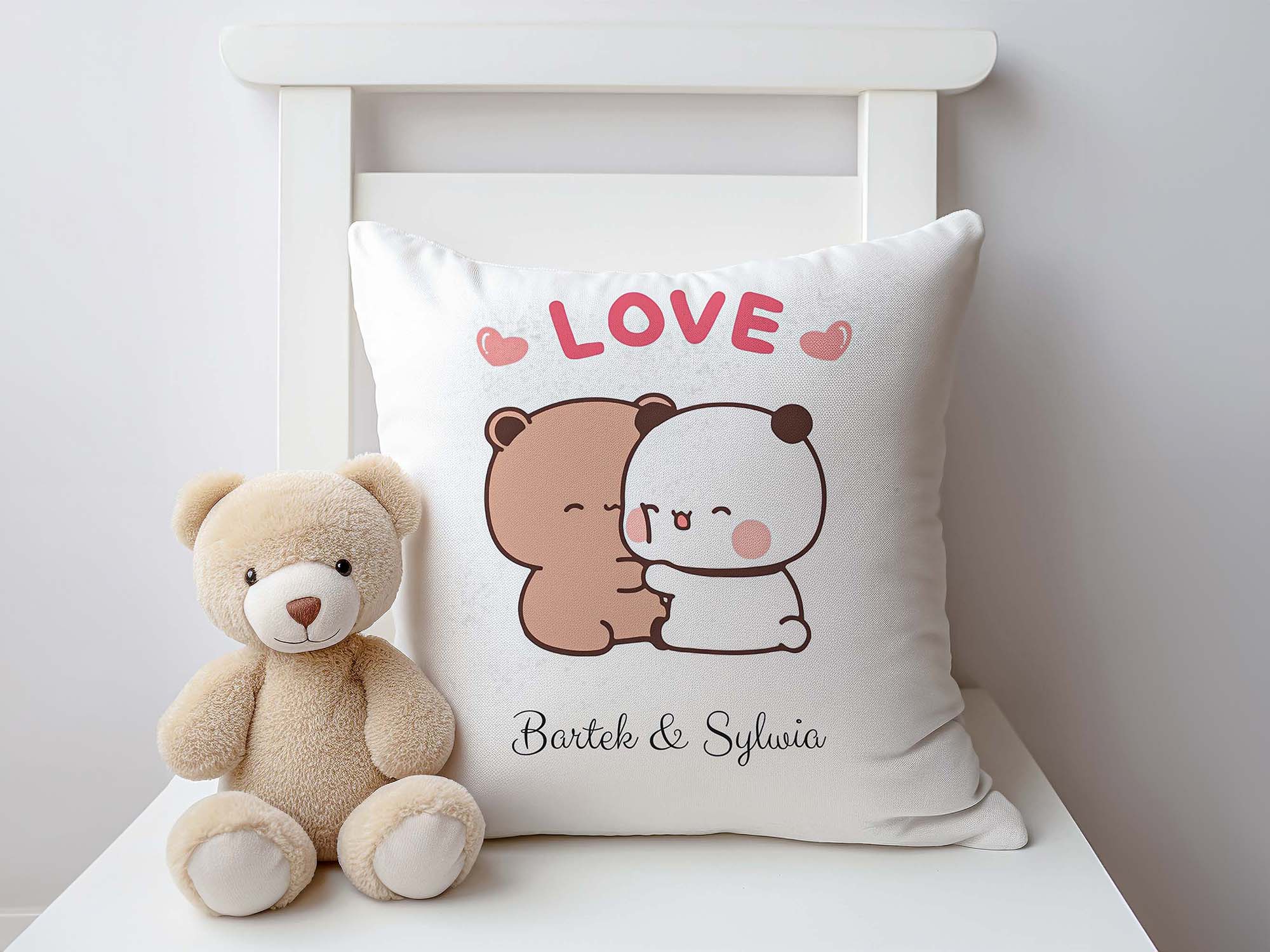 Bubu & Dudu - Poduszka Jasiek z Nadrukiem, Peach & Goma, Misie Poduszka z własnym napisem. Prezent dla part i zakochanych.