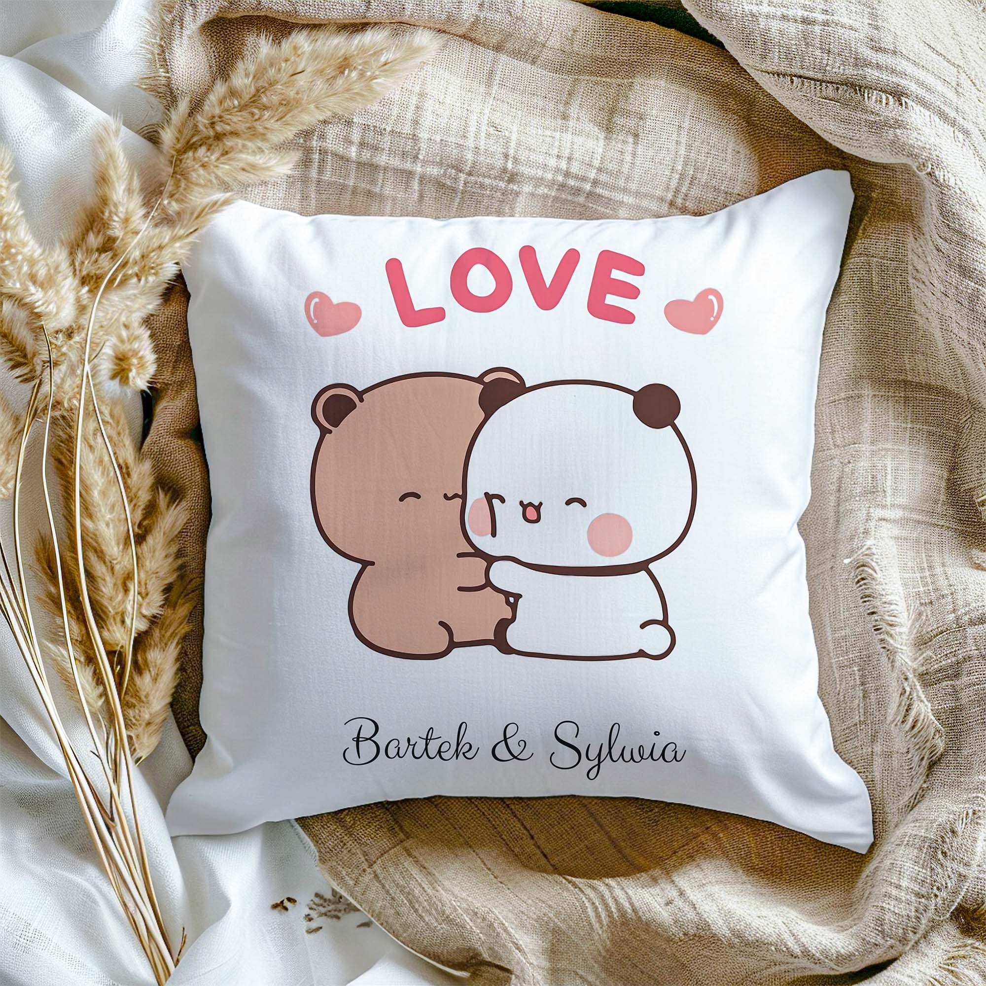 Bubu & Dudu - Poduszka Jasiek z Nadrukiem, Peach & Goma, Misie Poduszka z własnym napisem. Prezent dla part i zakochanych.